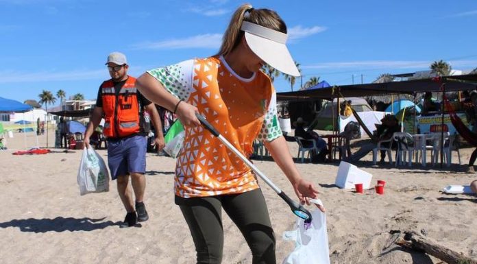 Vacacionistas en Kino dejan 100 toneladas de basura; voluntarios limpian la playa