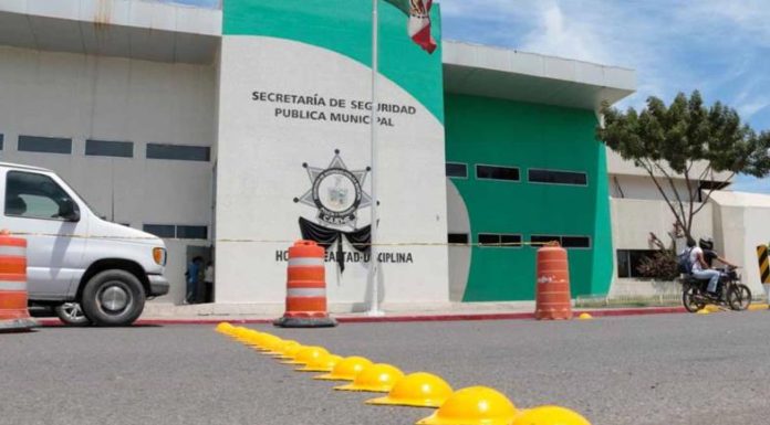 Instalan topes frente a Jefatura de Policía