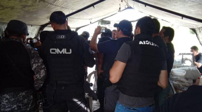 Enfrentamientos a tiros en una cárcel de Ecuador dejan 12 presos muertos