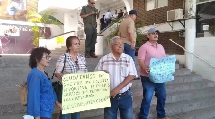 Navojoa: Se manifiestan colonos en el Palacio Municipal para pedir arreglo de calles, drenaje pluvial y más presión de agua