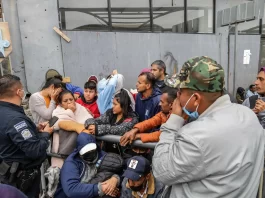 Migrantes que buscan asilo en EE.UU. acampan en cruce fronterizo de Tijuana