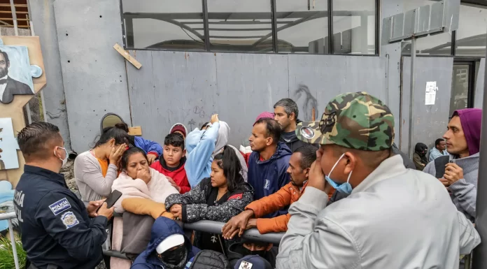 Migrantes que buscan asilo en EE.UU. acampan en cruce fronterizo de Tijuana