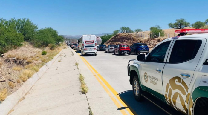 Manifestantes bloquean carretera Ímuris-Cananea; Protección Civil alerta por tráfico lento