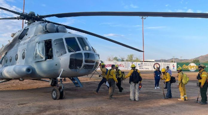 Helicóptero del gobierno apoya en combate de incendio en sierra La Púrica