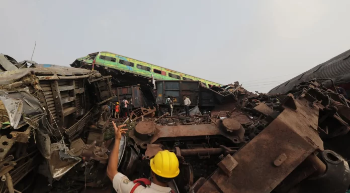 El peor accidente de tren del siglo 21 en India deja 261 muertos y 900 heridos