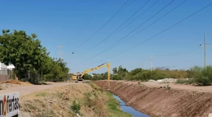 Limpian canales y drenes ante llegada de lluvias