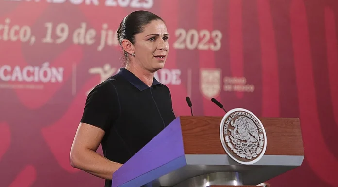 Conade finamente paga becas al equipo de natación artística