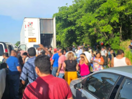Rescatan a 172 migrantes abandonados dentro de un camión en Veracruz; 27 menores viajaban solos