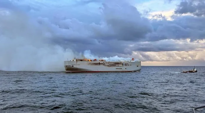 Embarcación con 3 mil autos a bordo se incendia en Países Bajos; un tripulante muere