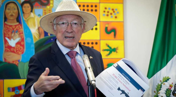 EU investiga empresas que venden armas a México, señala Ken Salazar