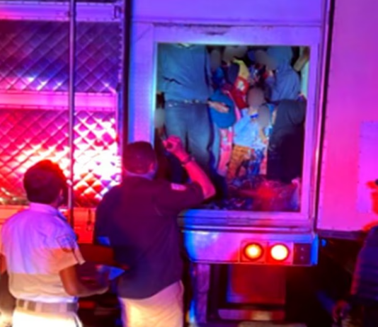 Rescatan a 230 migrantes hacinados en un contenedor de tráiler en Puebla; 18 menores viajaban solos