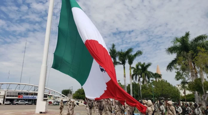 Soldados realizan izamiento de la bandera tras inició de mes patrio