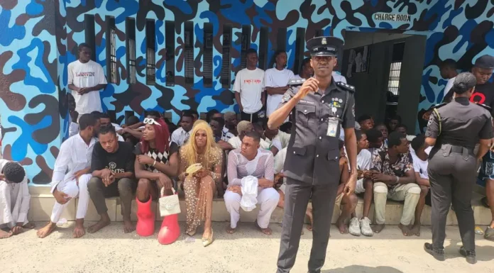 Arrestan a 67 personas de la comunidad LGBT en Nigeria; celebraban una boda