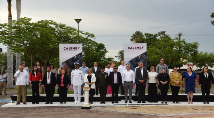 CON IZAMIENTO DE BANDERA DAN INICIO AL MES DE LA PATRIA