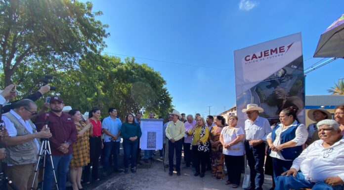 DA LAMARQUE CANO BANDERAZO A PAVIMENTACIÓN DE CALLE CARRILLO PUERTO DE PUEBLO YAQUI