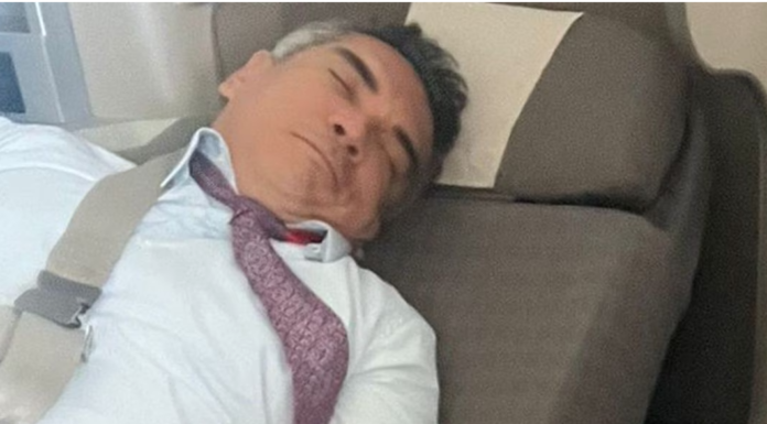 Tras su foto viral durmiendo, «Alito» Moreno responde: «siempre me ven en chinga»