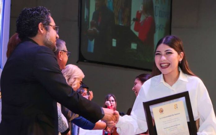 Entrega reconocimientos alumnos unison