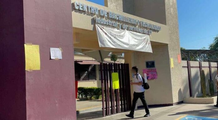 Padres de familia toman instalaciones de Cbtis 37; piden destitución de maestra