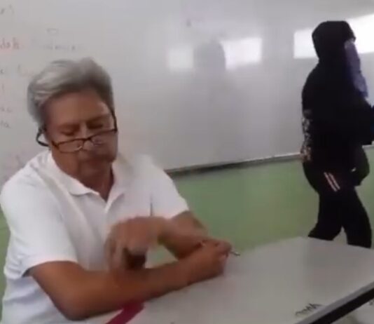 Alumnas del Voca 8 del @IPN_MX cansadas de ser acosada por maestro del plantel, toman acciones por su propia cuenta