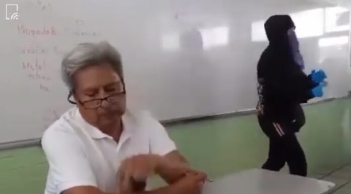 Alumnas del Voca 8 del @IPN_MX cansadas de ser acosada por maestro del plantel, toman acciones por su propia cuenta