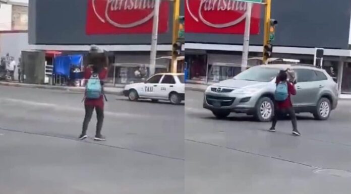 Atienden a mujer con problemas mentales tras atacar autos con una piedra