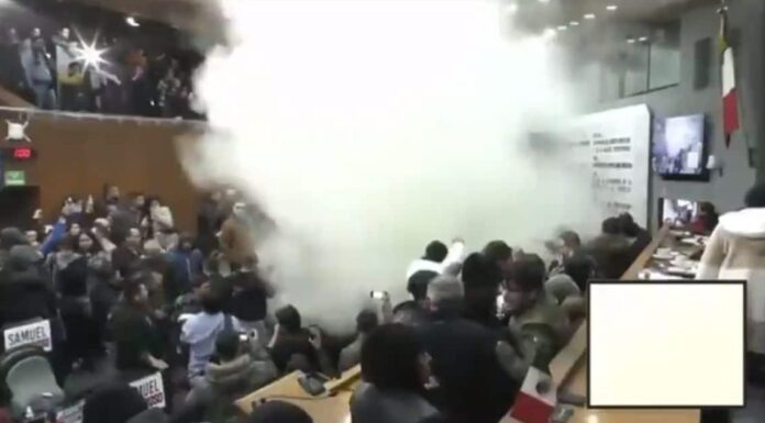 VIDEO: Señalan a militantes de MC de disturbios en Congreso de Nuevo León