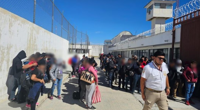 Por gritos de auxilio, rescatan a 123 migrantes encerrados en caja de tráiler en SLP