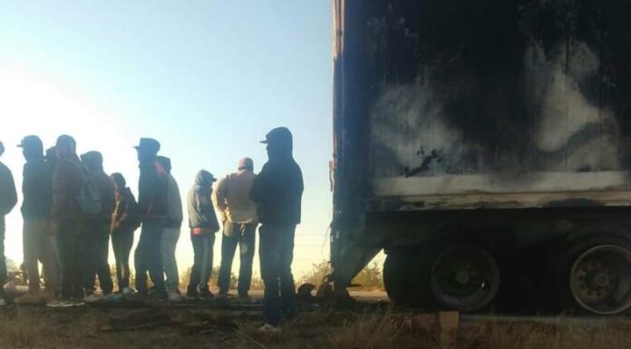 Arde tráiler cargado de carne en Carretera Internacional cerca de Vícam
