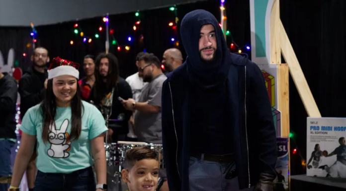 Bad Bunny entrega obsequios navideños a niños y jóvenes en Puerto Rico