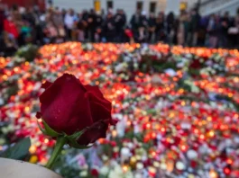 Rinden homenaje a víctimas de tiroteo en universidad de República Checa