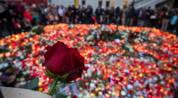 Rinden homenaje a víctimas de tiroteo en universidad de República Checa