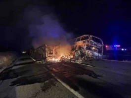 Al menos 22 muertos tras choque de autobús con un tráiler en Sinaloa
