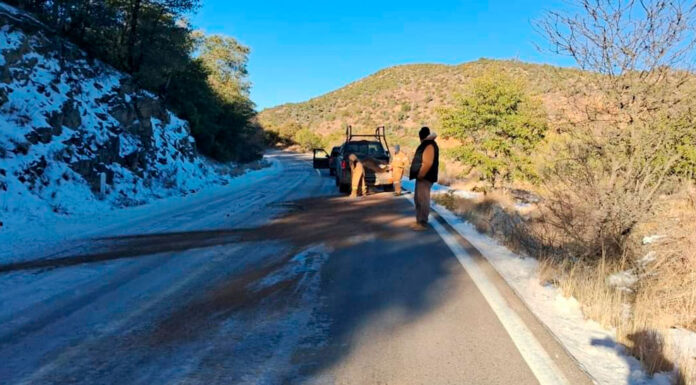 Abren circulación de tramos carreteros Ímuris-Cananea, Yécora-Hermosillo y Puerto San Luis tras retirar hielo de la superficie
