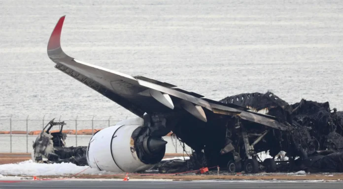 Japón inicia la investigación sobre el choque de dos aviones en Tokio