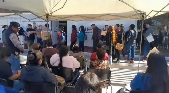 Hasta tres horas para realizar trámites en el INE