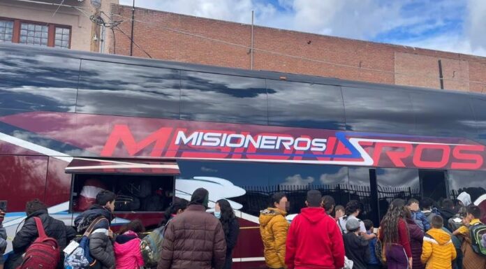 Reubican a 50 mil migrantes en albergues de Arizona