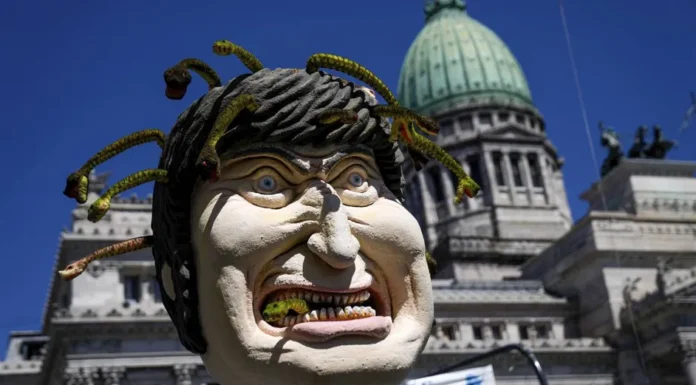 Estalla HUELGA general de trabajadores contra políticas de Milei en Argentina