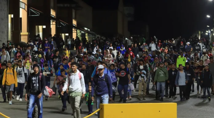 Migrantes hondureños y venezolanos salen en caravana hacia EE.UU. desde Honduras