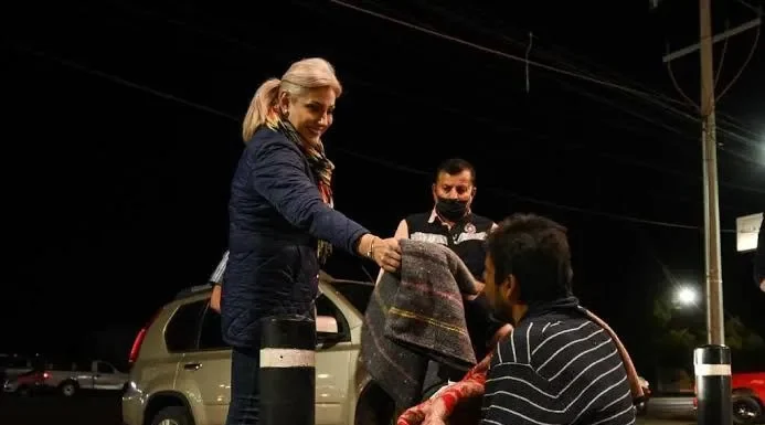 Sigue DIF Cajeme llevando cobijas a personas vulnerables