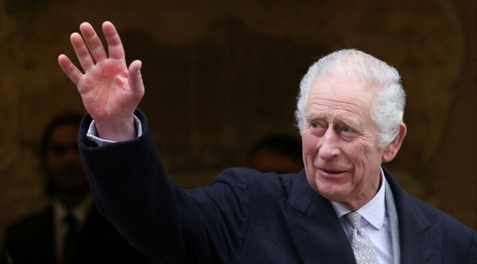 Rey Carlos III sale del hospital tras su operación de próstata