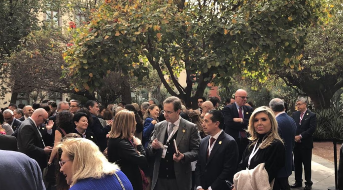 Llegan embajadores y cónsules a Palacio Nacional para reunirse con AMLO, entre ellos expriistas Fayad y Pavlovich