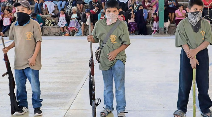 Fiscalía de Guerrero investiga a policías comunitarios que armaron a niños; obligaron a los menores a posar con las armas, dice carpeta