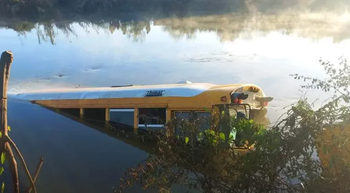 Camión con 21 jornaleros cae a canal de riego en Sonora