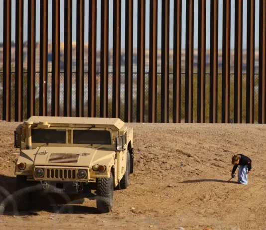 Juez de EU bloquea ley de Texas para encarcelar a migrantes que crucen la frontera