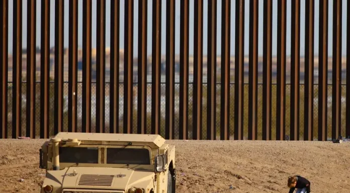 Juez de EU bloquea ley de Texas para encarcelar a migrantes que crucen la frontera