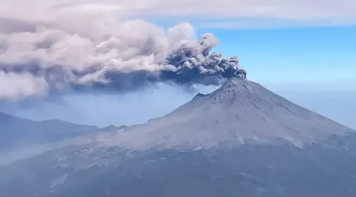 Cancelan vuelos en aeropuerto de Puebla por ceniza del volcán Popocatépetl