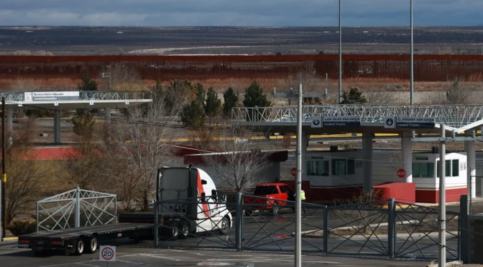 EE.UU. prevé cerrar cruces de carga con México ante crisis migratoria