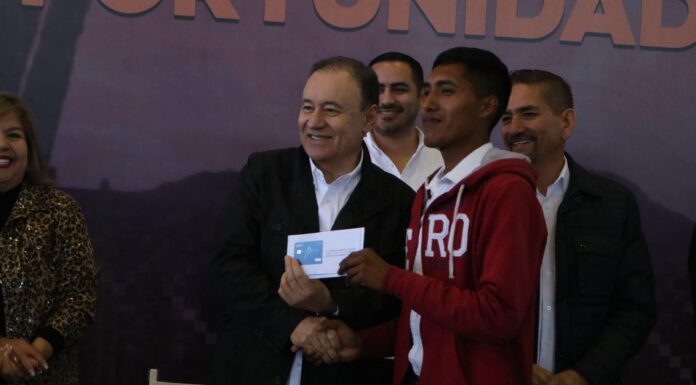 Entregan más de mil becas a universitarios en Huatabampo y Etchojoa