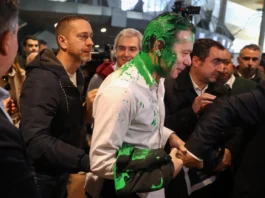 Activista climático arrojan pintura verde al líder de la derecha en Portugal