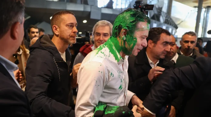 Activista climático arrojan pintura verde al líder de la derecha en Portugal